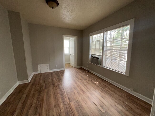 Building Photo - 1552 Lombardy St