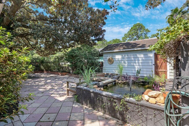 Building Photo - Charming bungalow downtown