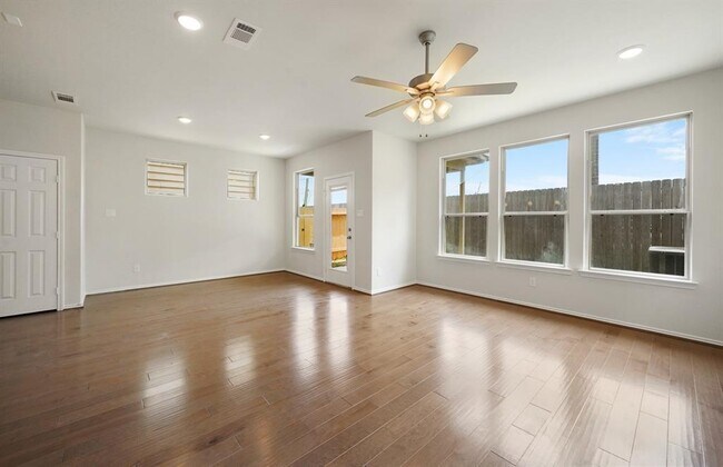 Building Photo - 8647 Cedardale Park Dr