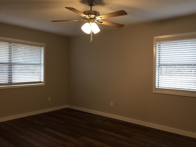 Building Photo - 501 E Oak Ridge Dr