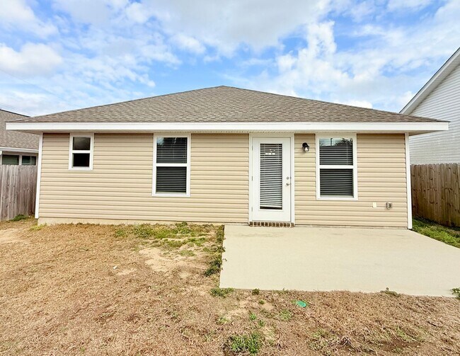 Building Photo - 3-Bedroom Home - Commanders Cove