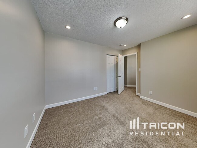 Building Photo - 4424 River Edge Dr