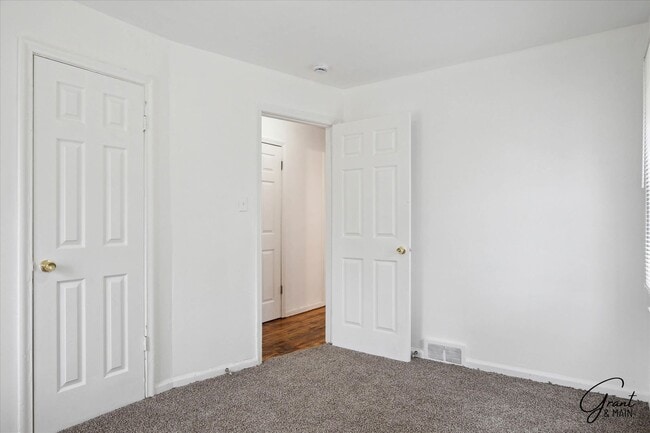 Building Photo - $1,250 - Charming 3 Bedroom Bungalow - Det...