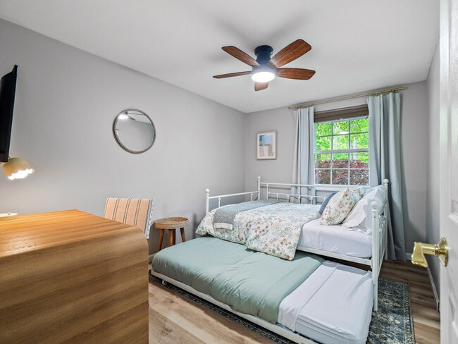 Building Photo - 5012 Hollyview Dr