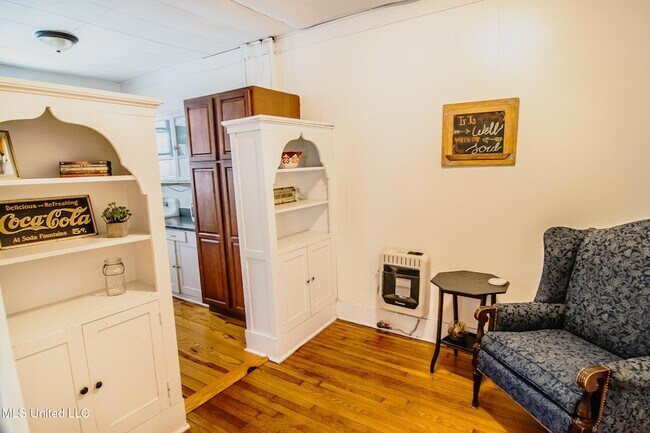 Building Photo - 803 N Congress St