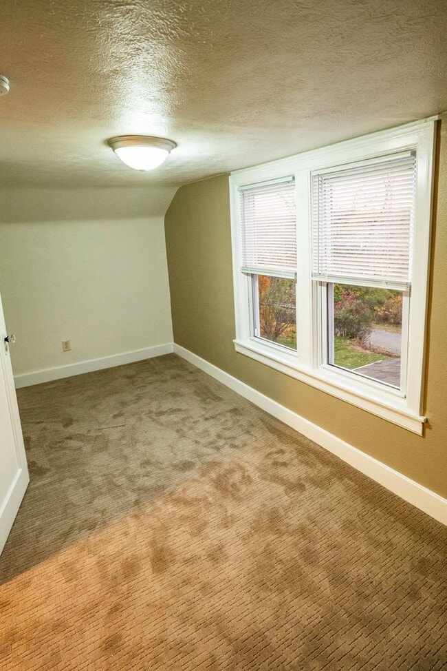 Building Photo - SCORE 1ST MONTH'S RENT FREE IF SIGNED BY JAN 30! Gorgeous 3 bedroom home in Scott Township availa...