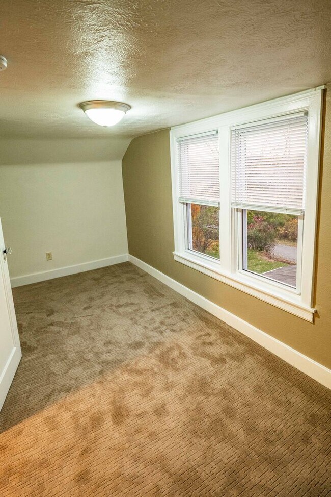 Building Photo - SCORE 50% OFF 1ST MONTH'S RENT IF SIGNED BY DEC 19! Gorgeous 3 bedroom home in Scott Township ava...