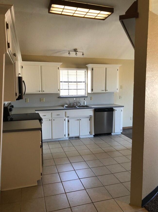 Building Photo - 5225 SE 82nd St