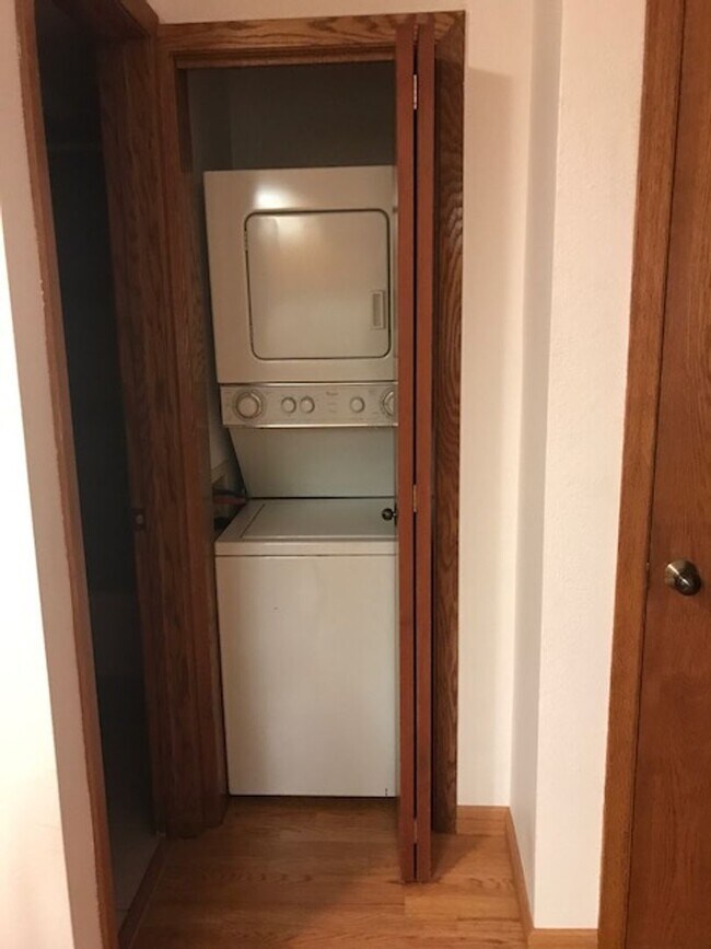 Building Photo - 1 Bedroom Condo Near CU Campus
