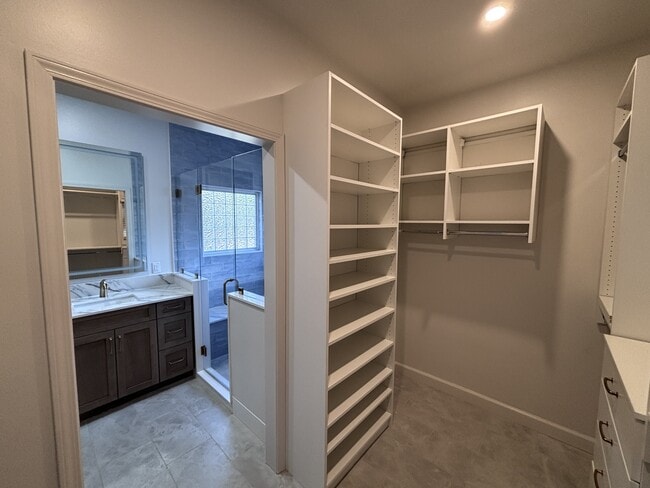 Building Photo - 420 Lake Forest Dr SE