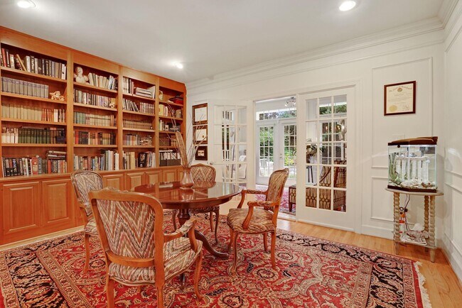 Building Photo - 11101 Willowbrook Dr