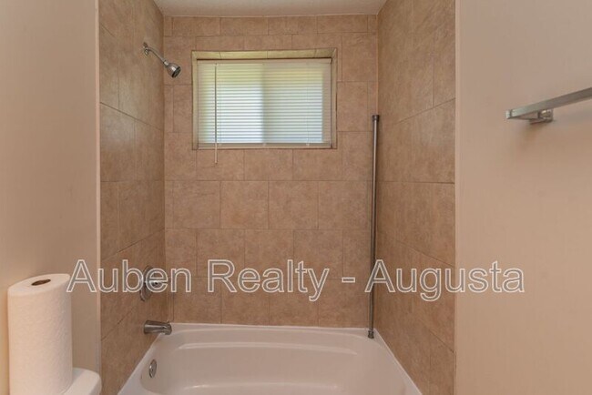 Building Photo - 2202 Roosevelt Dr