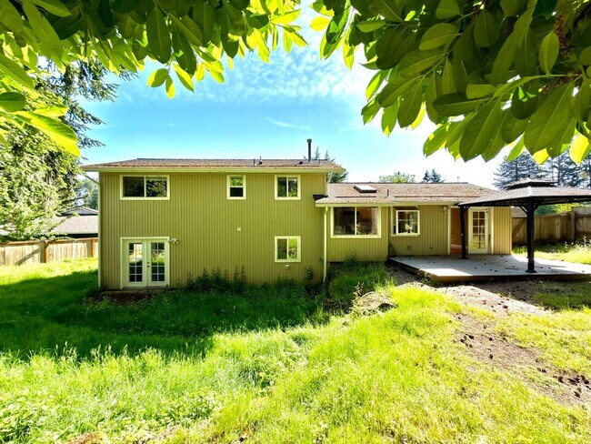 Building Photo - Spacious 4BD/3BA Bellevue Home with Private Backyard & Garage