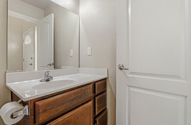 Building Photo - 2-story 3 bed 2.5 bath with loft home in Northeast El Paso