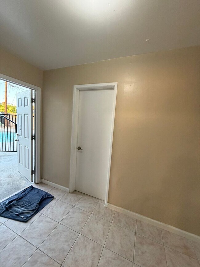 Building Photo - Affordable 3 BD 2 BA house in SW Bakersfield on a corner lot