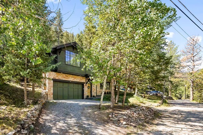 Building Photo - 738 Skyline Dr