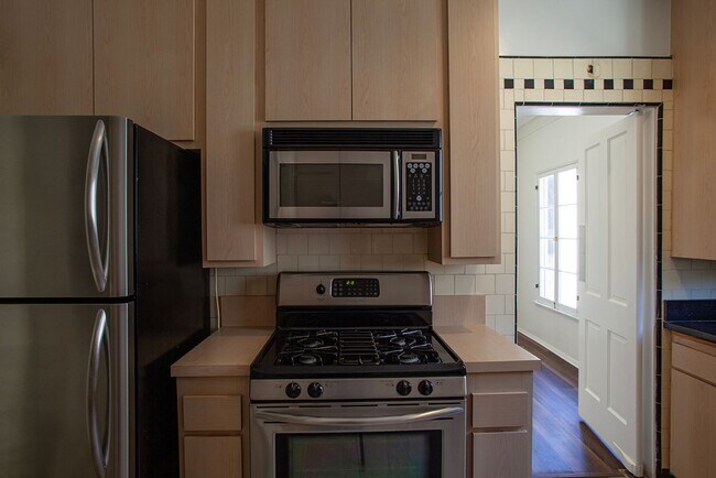 Building Photo - Charming Vintage 1 Bed / 1 Bath in the Heart of West Hollywood
