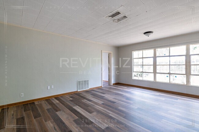 Building Photo - 3230 Greenleaf Ct