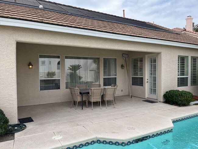 Building Photo - Beautiful 3 bedroom home with pool located in Castle Gate Community