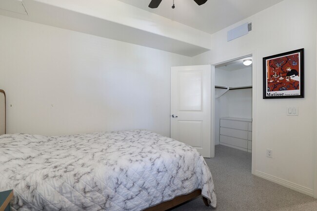 Building Photo - 931 E Walnut St