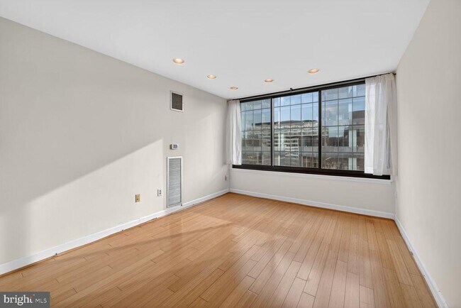 Building Photo - 1301 20th St NW