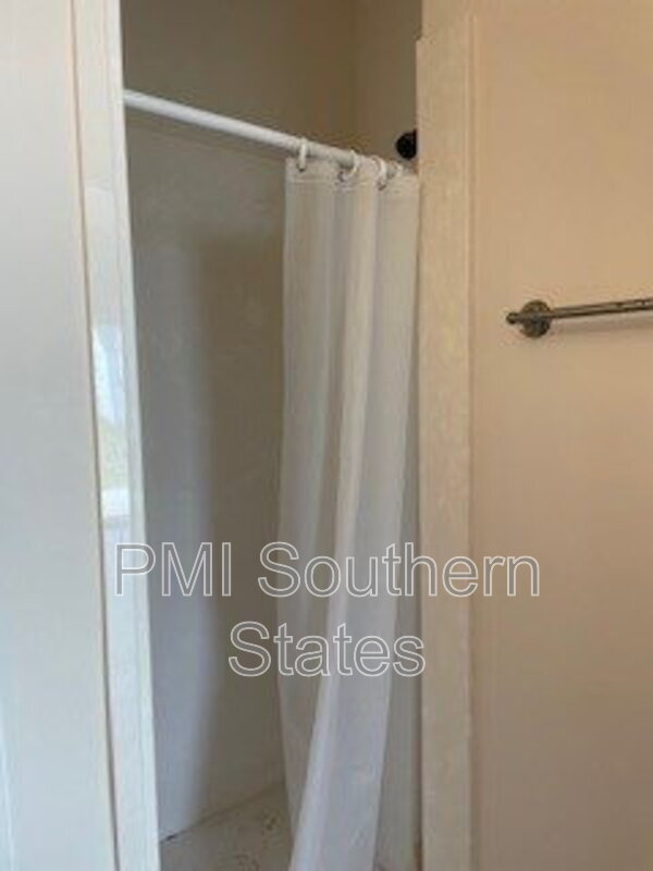 Building Photo - 402 Albus Dr