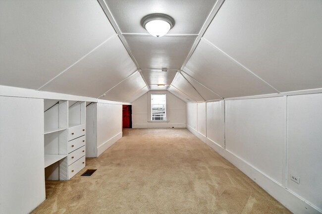 Building Photo - Three Bedroom House in Visitacion Valley