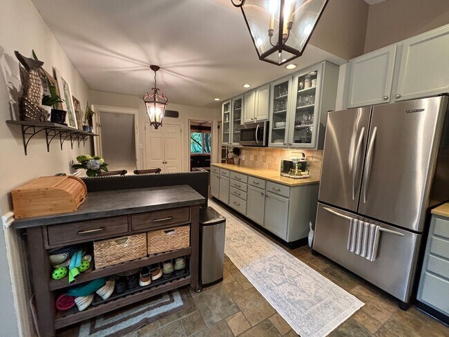 Building Photo - Beautiful 4 Bedroom Home In Mt. Lebanon!