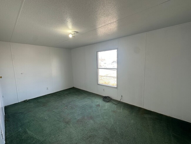 Building Photo - 3 Bedroom 2 Bathroom trailer available to ...