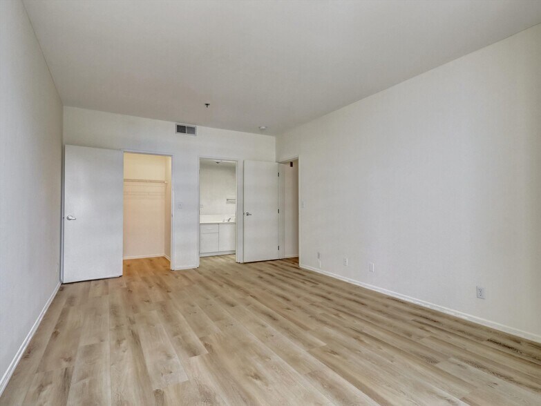 Building Photo - 10601 Wilshire Blvd