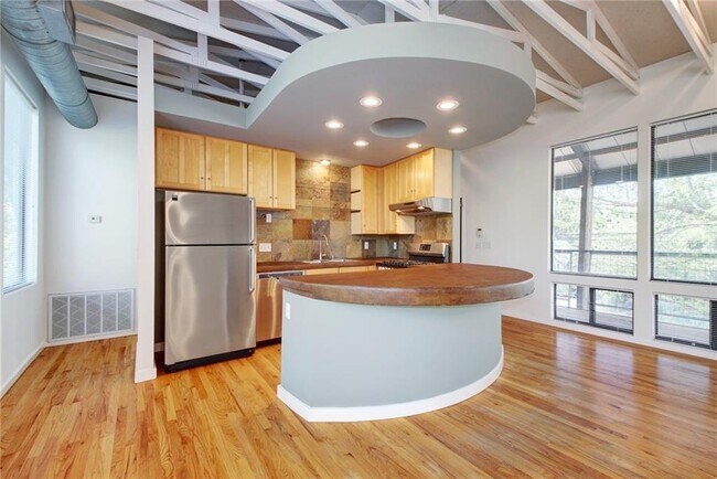 Building Photo - 1308 W N Loop Blvd