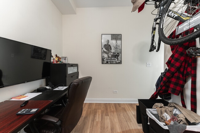 Building Photo - 3047 N Kimball Ave