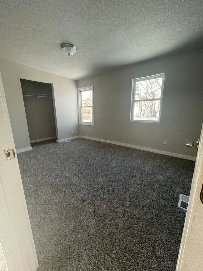 Building Photo - Fully Remodeled 4 Bedroom 2.5 Bathroom