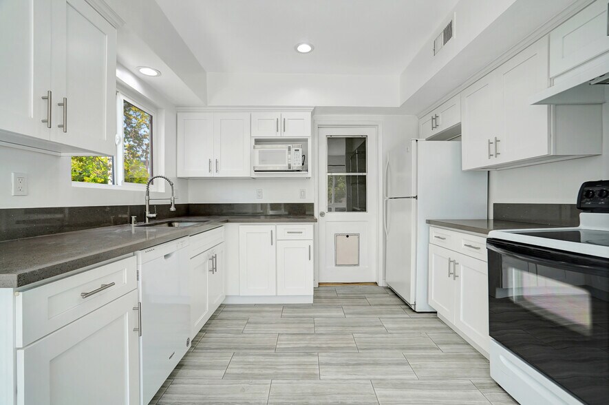 Building Photo - 10823 Camarillo St