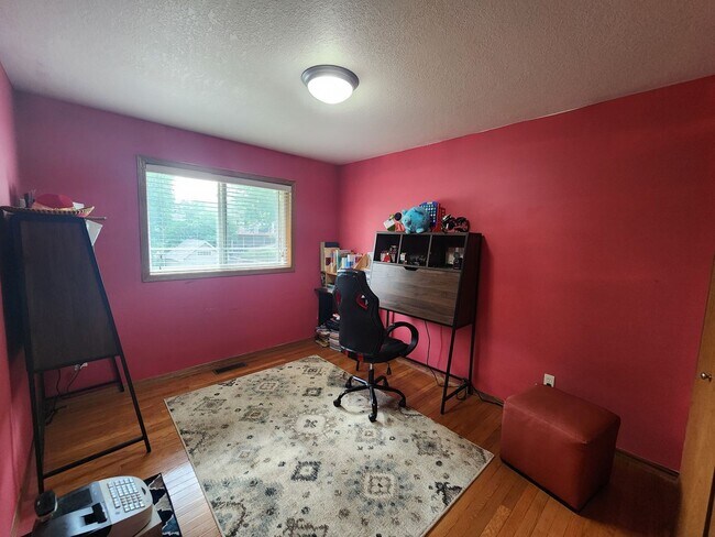 Building Photo - 5bd 3ba Available in Eastern Sioux falls
