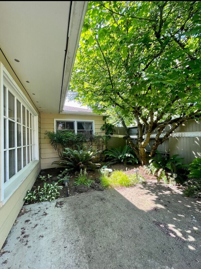 Building Photo - Stunning Two-bedroom In SW Portland~ Great...