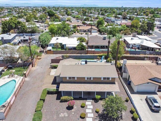 Building Photo - 6 Bedrooms, 3 Bath,  Pool CLOSE TO ASU (Rural & Broadway)