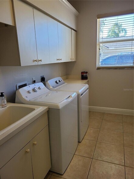 Building Photo - 9996 Cherry Hills Ave Cir