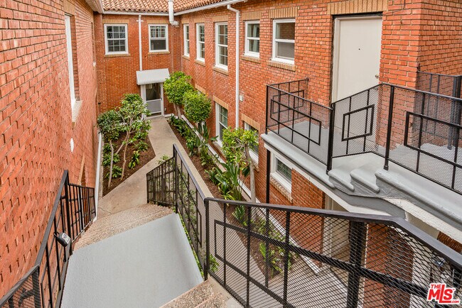 Building Photo - 144 N Swall Dr