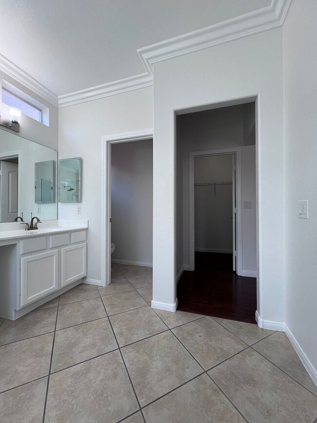 Building Photo - Stunning 4-Bed 3 Car Garage Gated Single S...