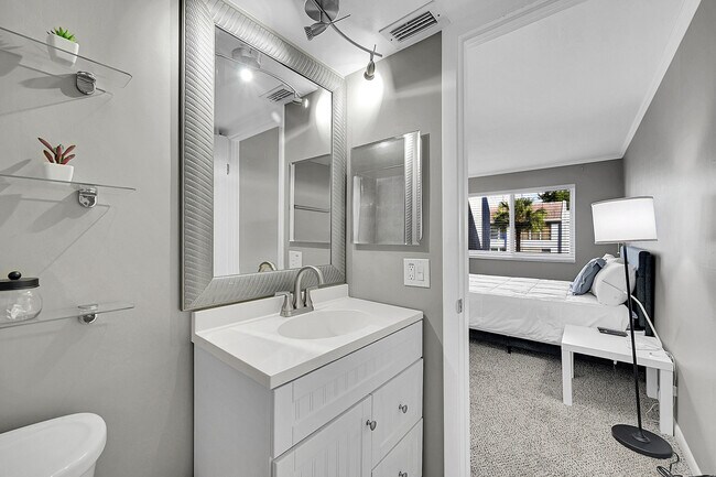 Building Photo - 2920 SW 22nd Ave