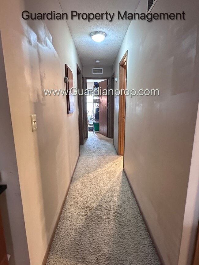 Building Photo - Plymouth Town Home, 1 Car Garage, Dishwasher, In Unit Laundry, Patio