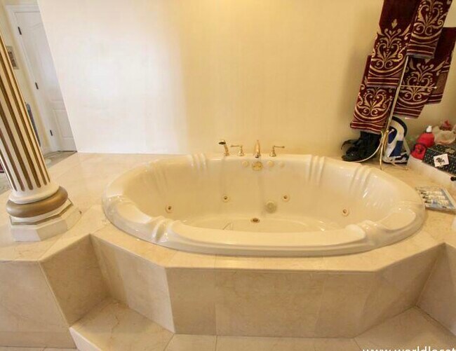 Building Photo - 921 Georgina Ave