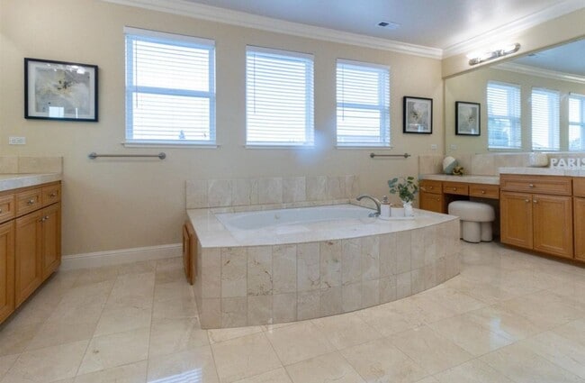 Building Photo - Pleasanton Ridge 5 bed/5 bath, Solar, Amen...