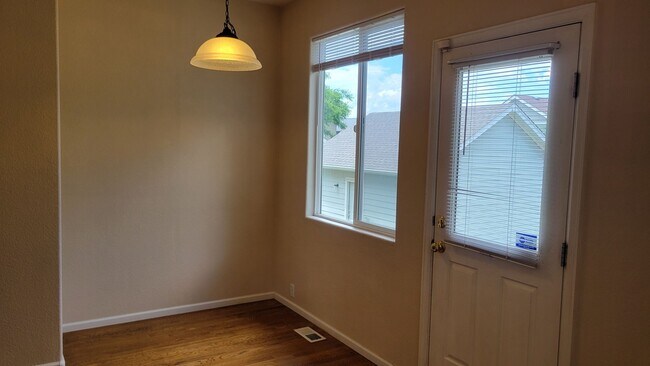 Building Photo - Single Family 3 Bed, 2.5 Bath Home - Avail...