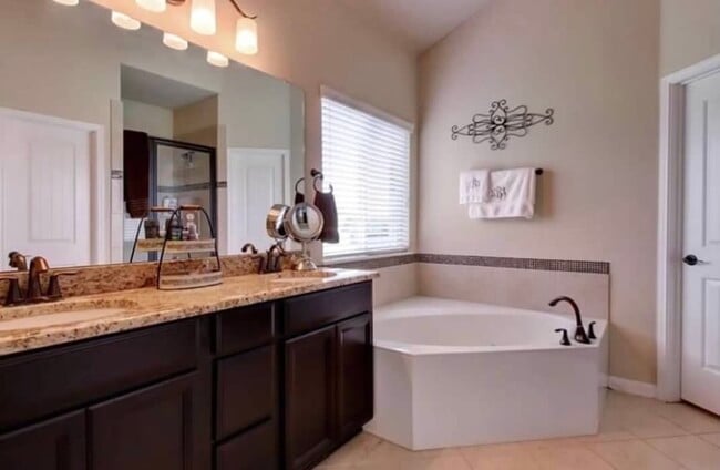 Building Photo - 323 Chisholm Trail