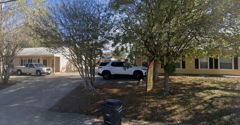 Building Photo - 204 E Buck St