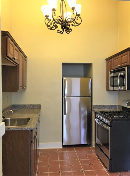 Stainless appliances - 1004 Scott St