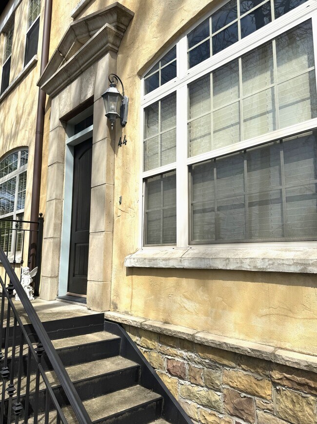 Building Photo - 26 N Olive Ave