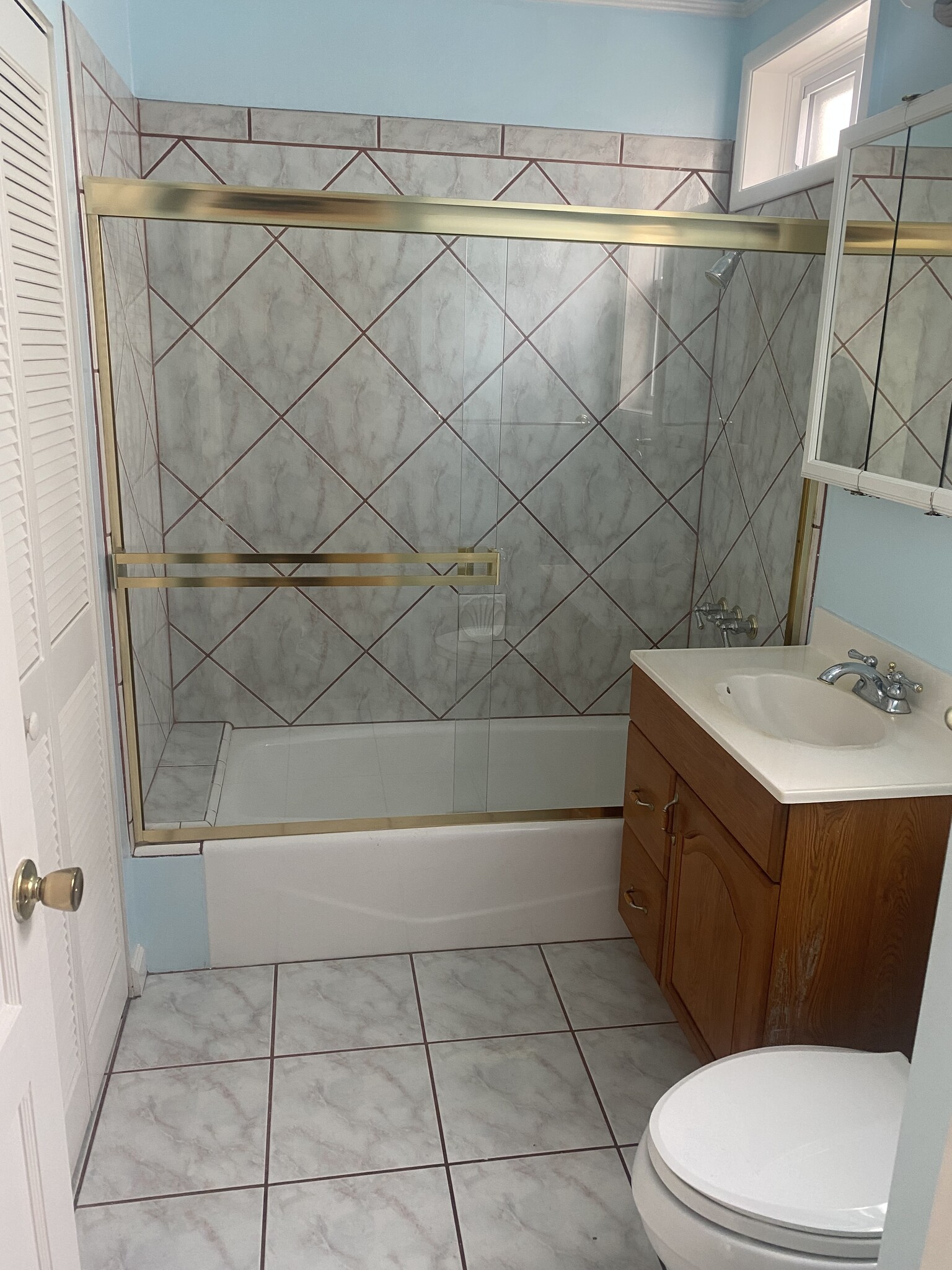 Full Bathroom - 1689 20th Ave